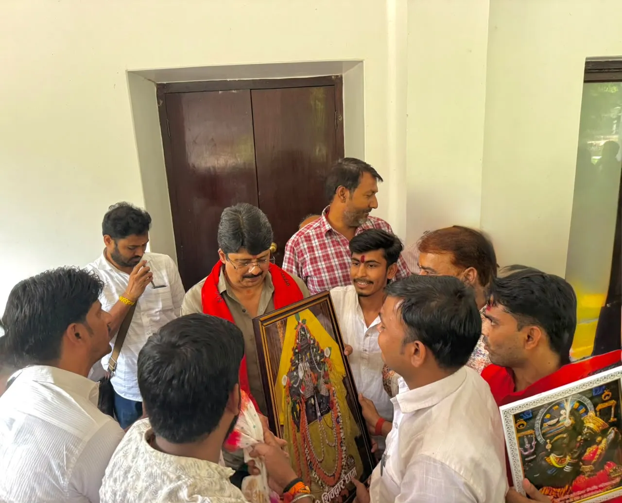 शिवद्वार धाम के प्रधान पुजारी परिवार एवं मंदिर व्यवस्थापक ने राजा भैया से की आत्मीय मुलाकात