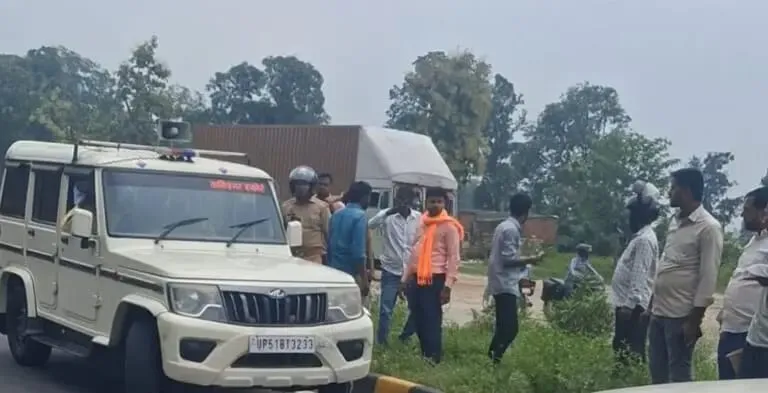 हाईवे पर सडक हादसे में घायल को युवक को कमिश्‍नर ने अपने वाहन से पहुंचाया अस्पताल