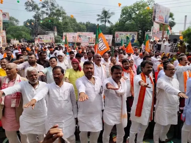 सेवा ज्योति से जगमगाया बस्ती, विकसित भारत के संकल्प के साथ निकलीं चार पदयात्राएं