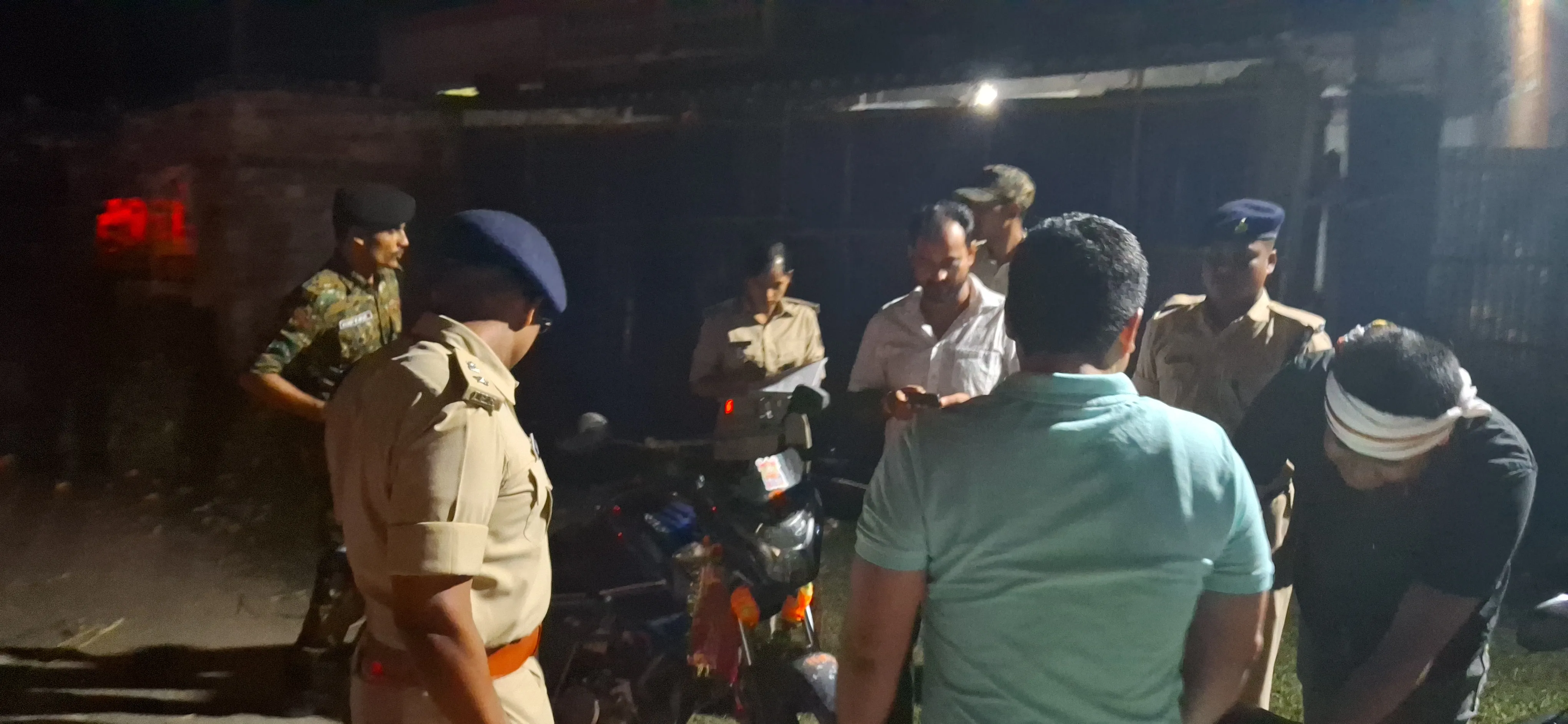 आमलोग सो रहे थे, सुरक्षा के लिए पुलिस-प्रशासन जाग रहा था; जिले के विभिन्न चेक पोस्टों पर देर रात सघन जांच