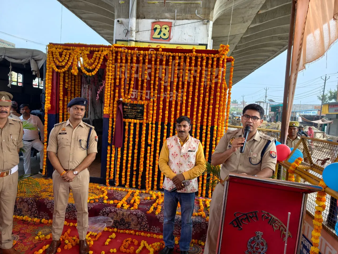 राष्ट्रीय राजमार्ग पर नवनिर्मित 03 यातायात पुलिस बूथों की हुई शुरुआत, पुलिस अधीक्षक भदोही द्वारा मिर्जापुर तिराहा बूथ का फीता काटकर भव्य शुभारंभ