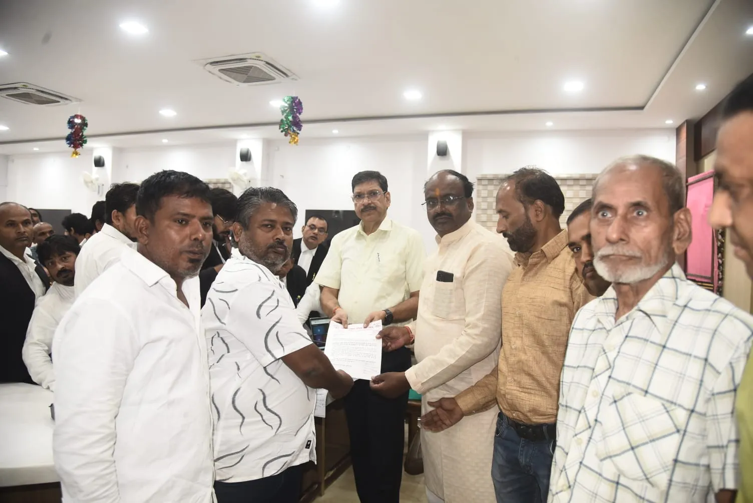खाद्य विभाग की छापेमारी में पारदर्शिता की मांग, व्यापारियों ने सौंपा ज्ञापन