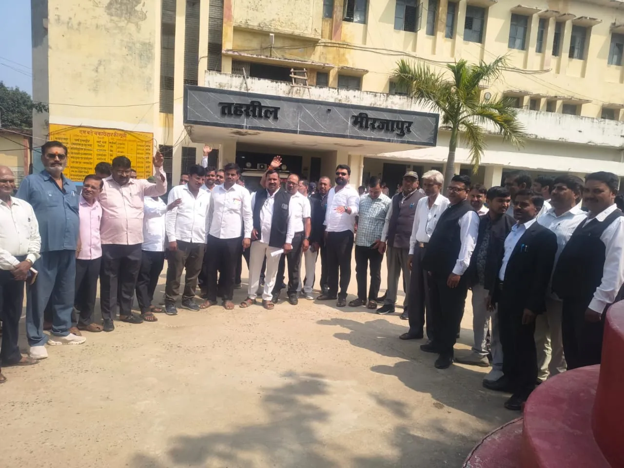 एसडीएम के कथित रवैये से नाराज अधिवक्ता लामबंद, तहसील में जमकर जताया विरोध