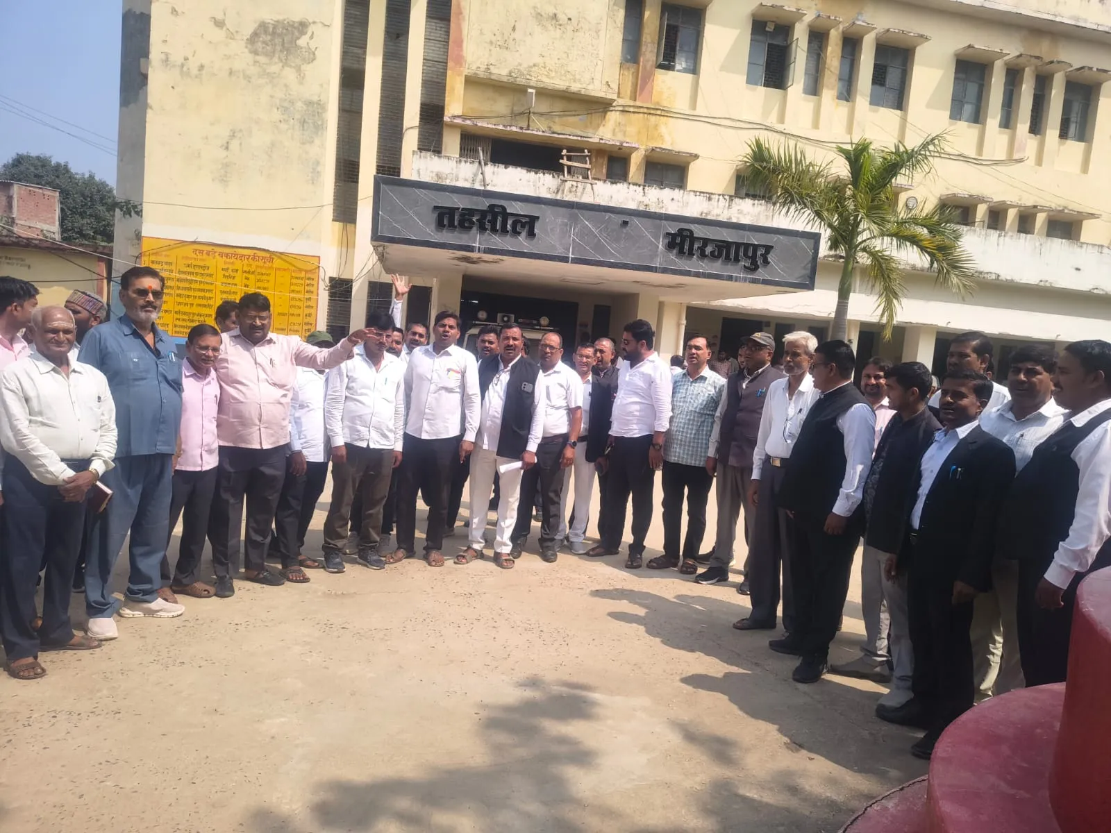 एसडीएम के कथित रवैये से नाराज अधिवक्ता लामबंद, तहसील में जमकर जताया विरोध