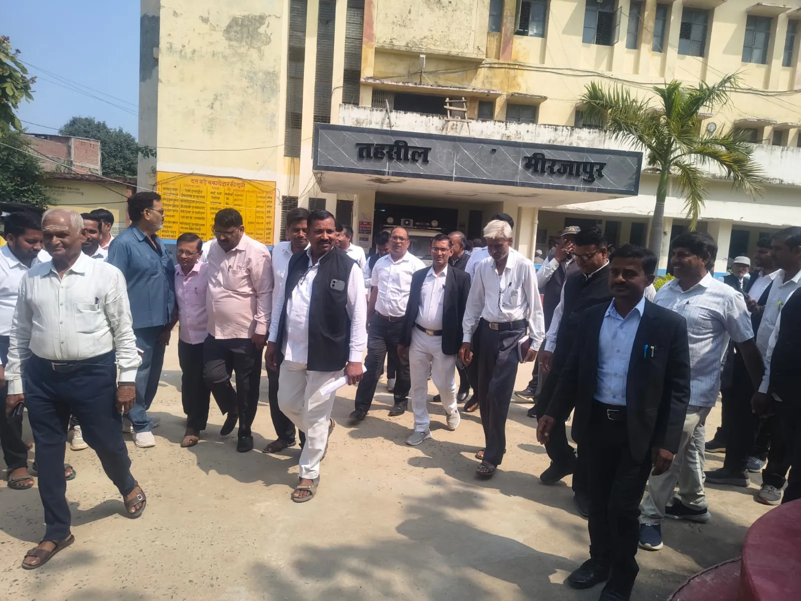 एसडीएम के कथित रवैये से नाराज अधिवक्ता लामबंद, तहसील में जमकर जताया विरोध