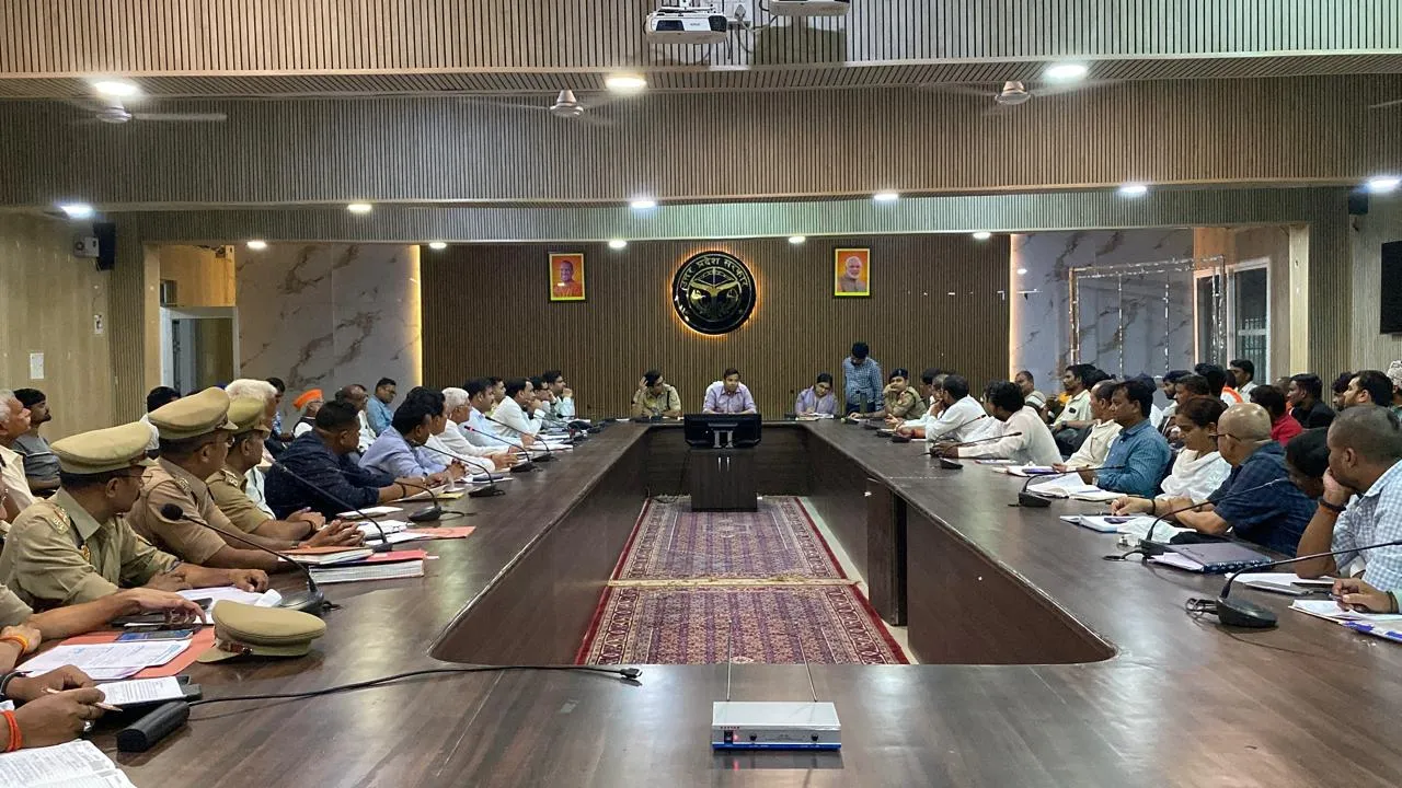 डीएम व एसपी की अध्यक्षता में दुर्गा पूजा/दशहरा त्योहार को शांतिपूर्ण तरीके से मनाये जाने विषयक हेतु की गई बैठक