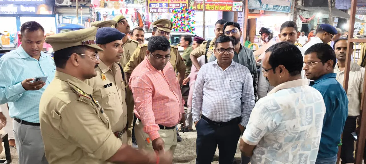 बस्ती जिले में जगह-जगह दुर्गा प्रतिमा के पंडाल का मुख्य राजस्व अधिकारी कीर्ति प्रकाश भारती ने किया निरीक्षण