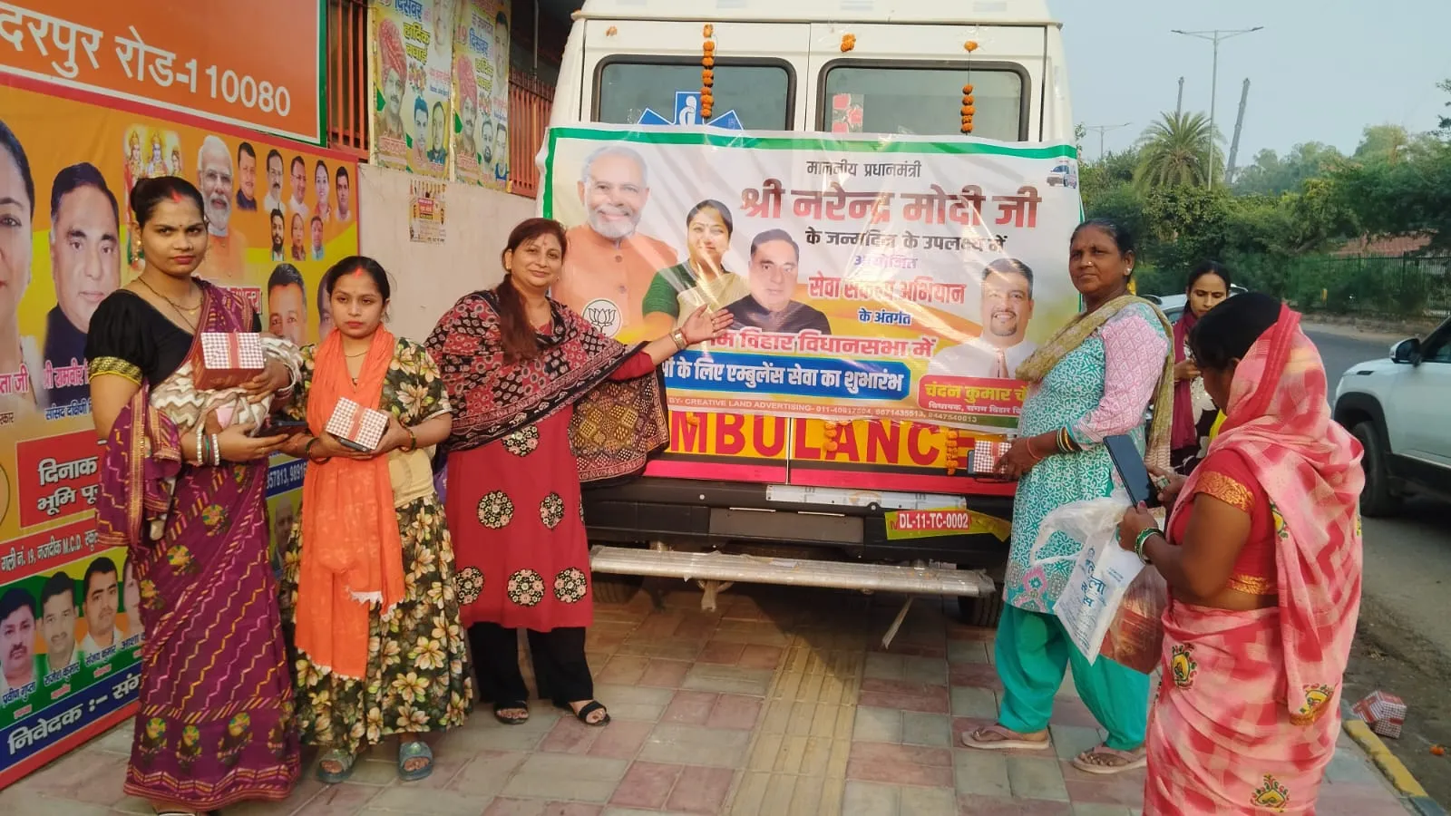 संगम विहार में सेवा अभियान के तहत गर्भवती महिलाओं को पोषण किट और दिव्यांगों को व्हीलचेयर वितरित