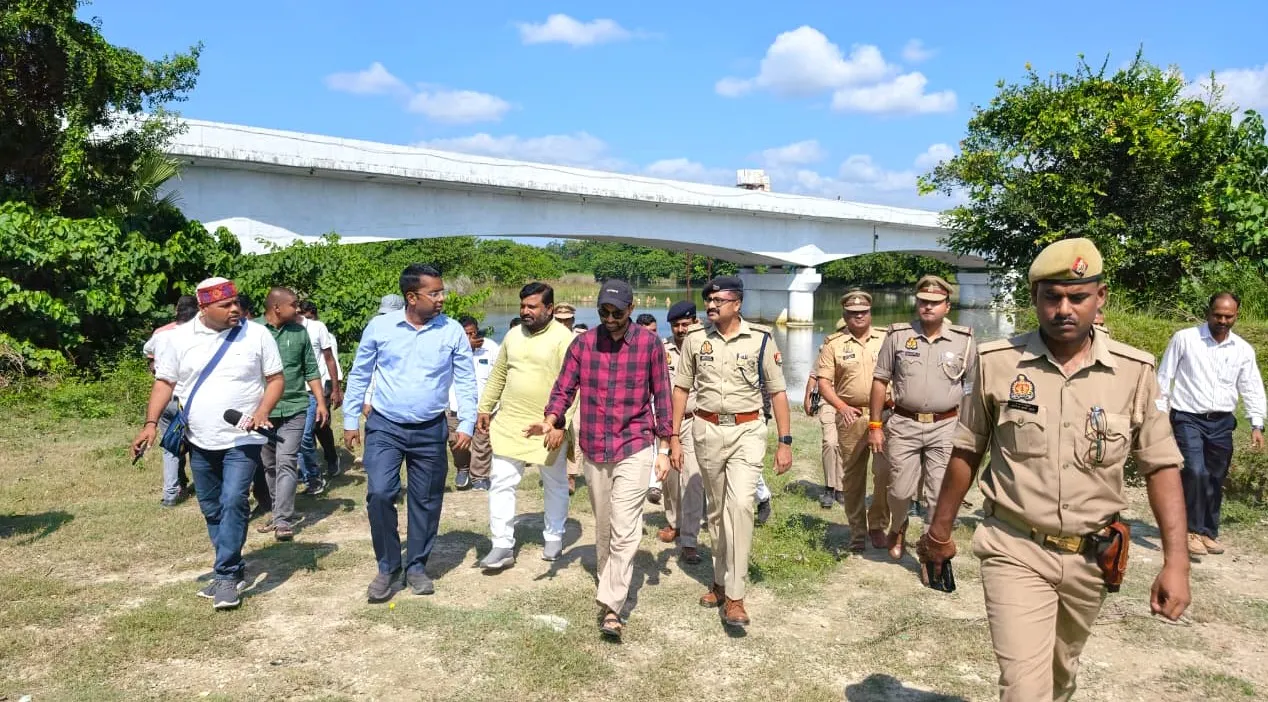 दुर्गा पूजा पर जिला प्रशासन अलर्ट मोड में , डीएम-एसपी ने विसर्जन स्थल और पूजा पंडालों का लिया जायजा