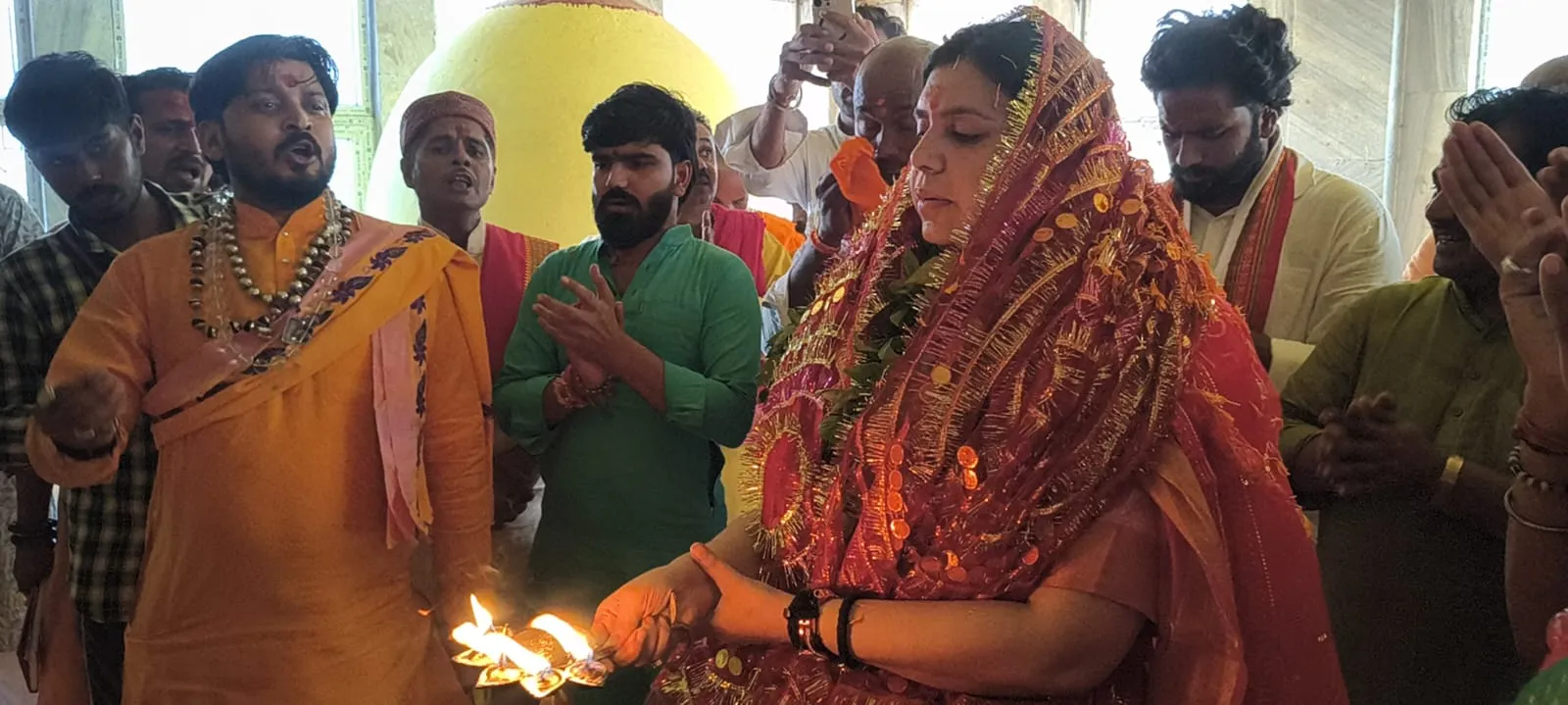 पूर्व IAS दिव्या मित्तल ने विंध्याचल धाम में किया दर्शन-पूजन, मीरजापुर से बताया आत्मा का रिश्ता