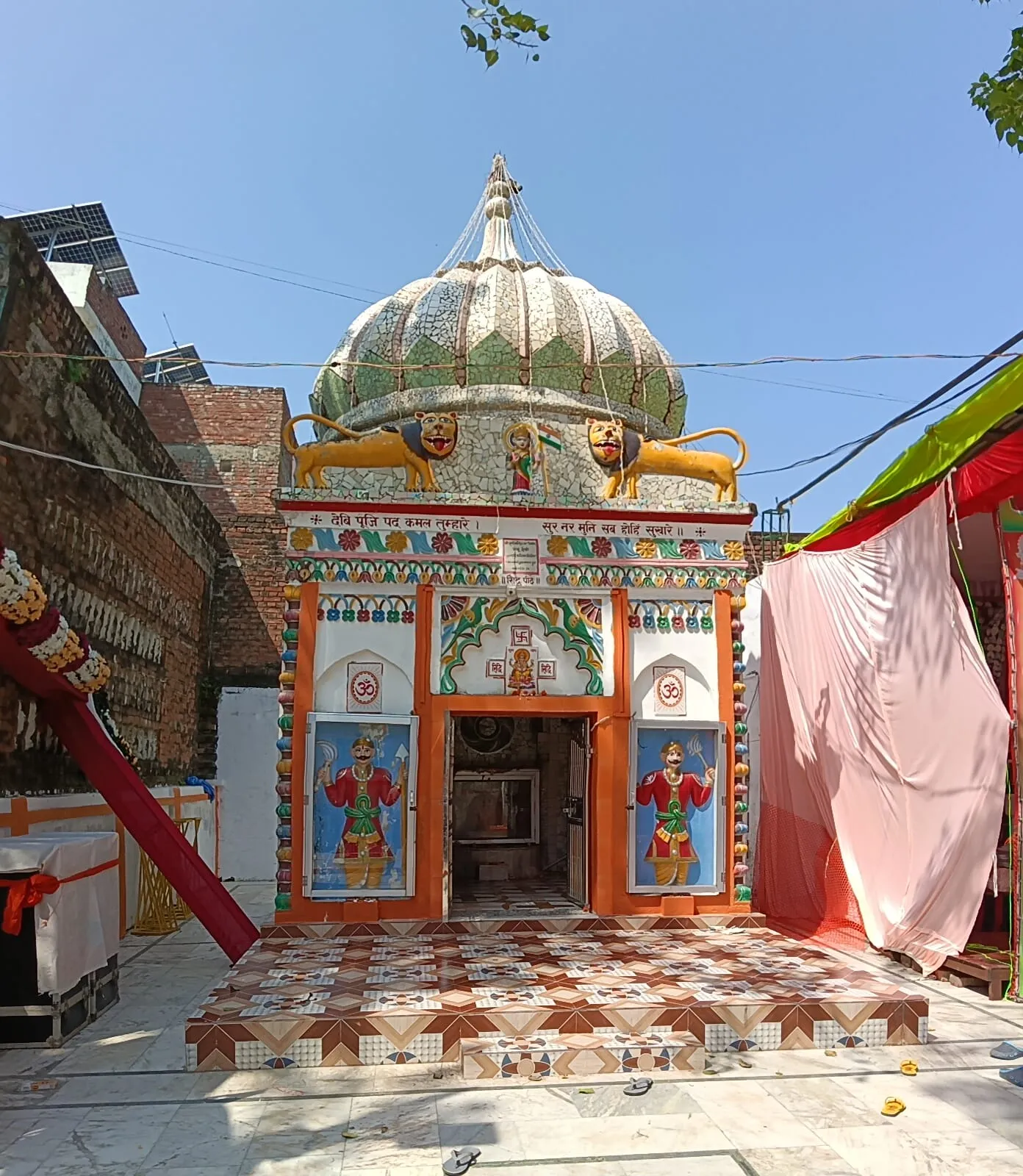नवरात्र के पहले दिन मंदिरों में उमड़ी श्रद्धालुओं की भीड़