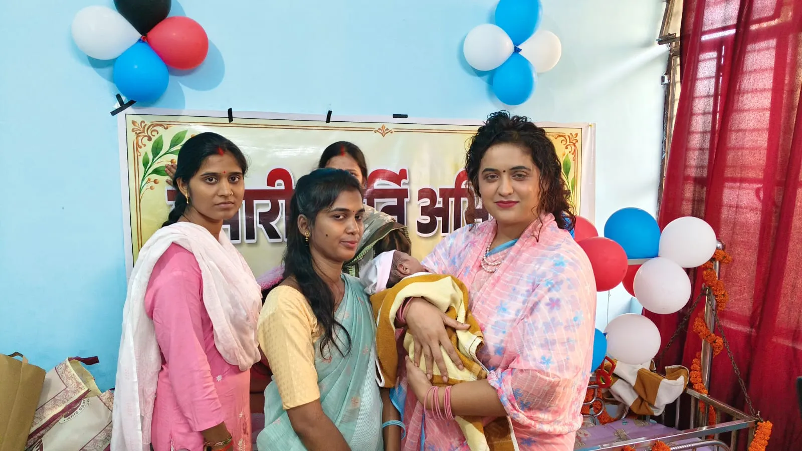 हमारी कीर्ति अभियान के तहत कीर्ति और गौरी को उपहार देने पहुंचीं आकांक्षा समिति की अध्यक्ष आरुषी मिश्रा, बच्चियों से मिलकर हुईं भावुक