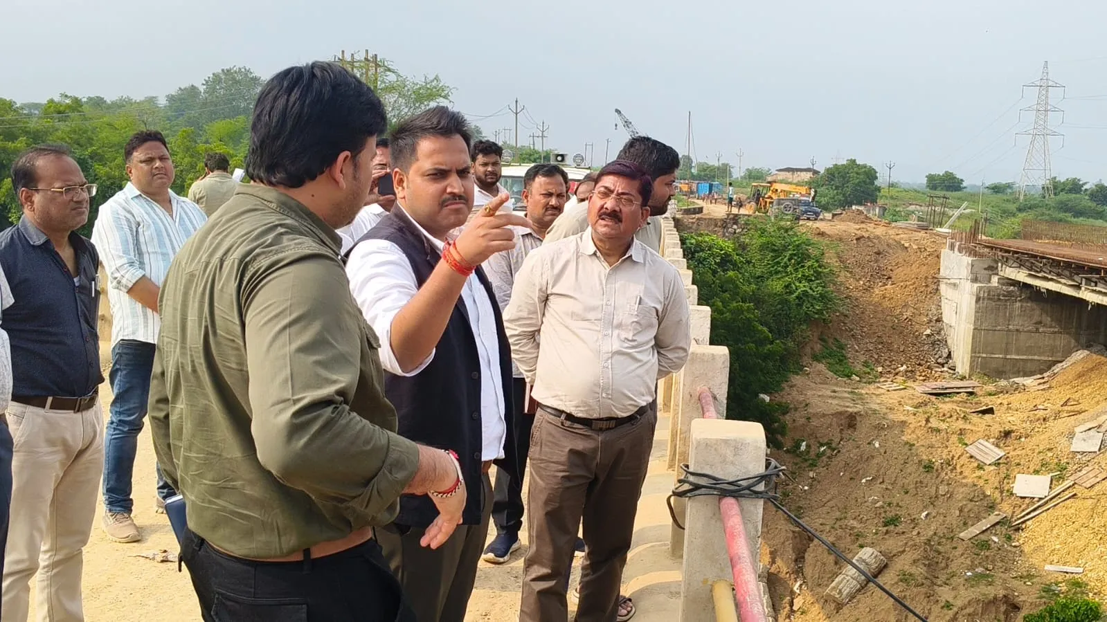 जिलाधिकारी ने पटवध-बसुआरी मार्ग एवं घाघर नदी पर निर्माणाधीन सेतु की प्रगति का लिया  जायजा