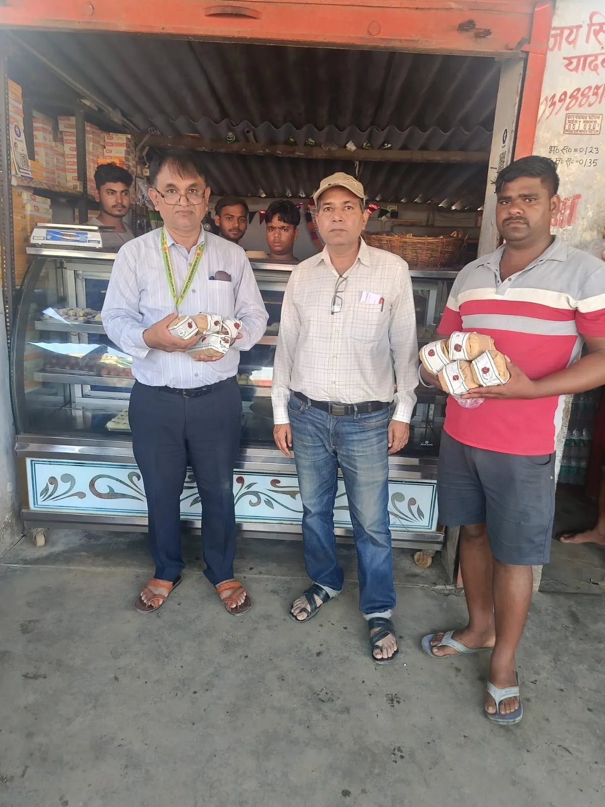 खाद्य सुरक्षा एवं औषधि प्रशासन विभाग की टीम ने किया छापेमारी , लिया डेयरियों से नमूना