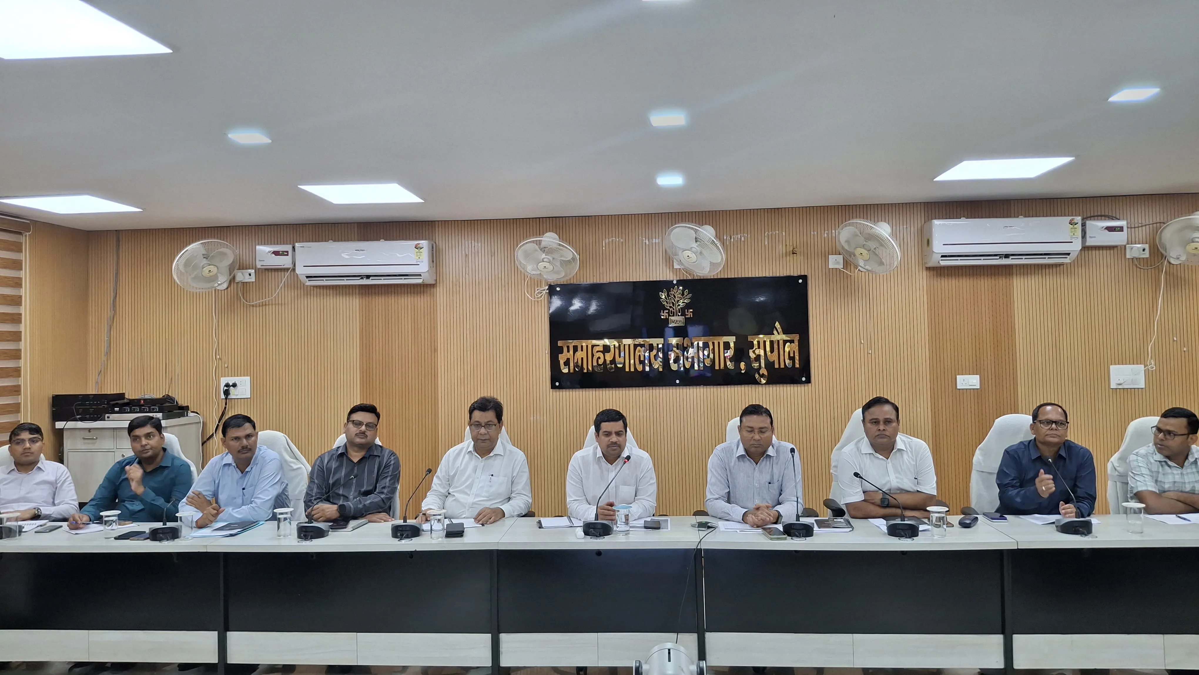 डीएम की साप्ताहिक समीक्षा बैठक में जनकल्याणकारी योजनाओं की प्रगति की हुई समीक्षा
