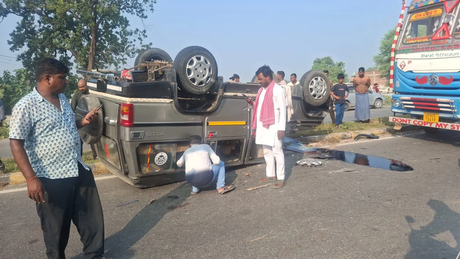 अनियंत्रित होकर दर्शनार्थियों से भरी बोलेरो पलटी, एक दर्जन दर्शनार्थी घायल 