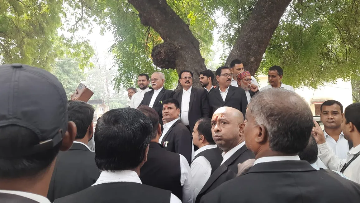 कलेक्ट्रेट में अधिवक्ताओं के चैंबर तोड़े जाने पर उबाल, जिला बार एसोसिएशन ने 12 अक्टूबर को न्यायिक कार्य बहिष्कार का लिया निर्णय
