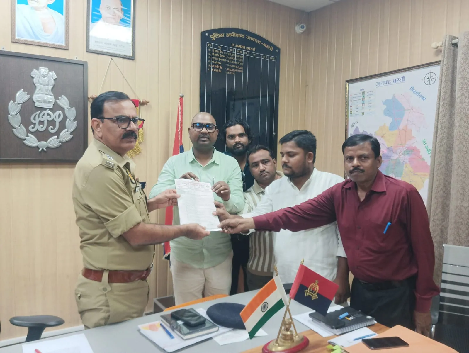 फेसबुक पर पत्रकारों के खिलाफ कथित अभद्र भाषा से भड़का आक्रोश, राष्ट्रीय पत्रकार एकता संघ ने एसपी बस्ती को सौंपा ज्ञापन