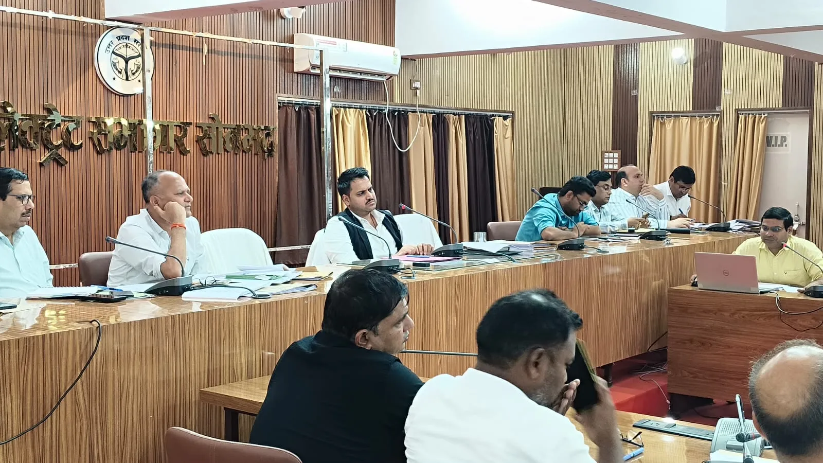 राजस्व वसूली से लेकर विकास योजनाओं तक तेज हो प्रगति, धरातल पर दिखें परिणाम- जिलाधिकारी