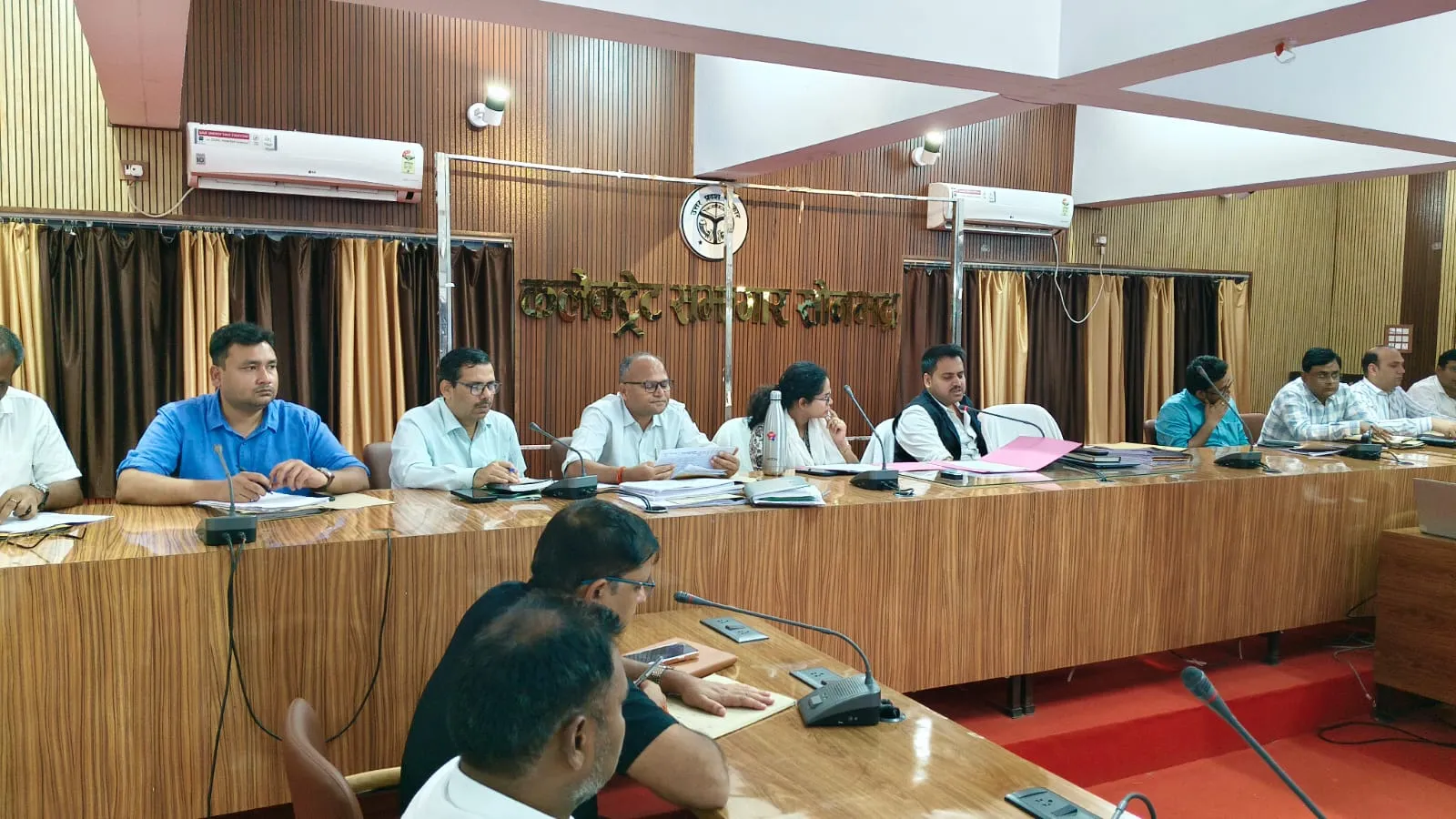 प्रधानमंत्री आवास योजना के लाभार्थियों को आवास हेतु भूमि से संबंधित  प्रक्रिया प्राथमिकता पर पूर्ण करें अधिकारी - जिलाधिकारी