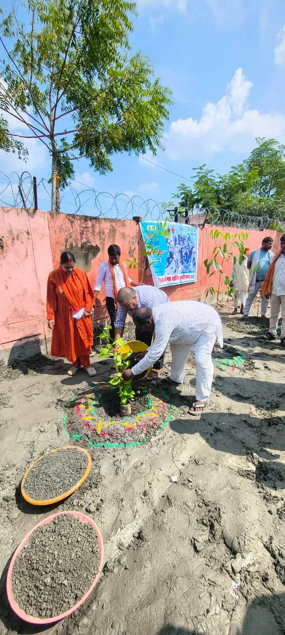 कुशीनगर : शिवा घाट पर चला स्वच्छता अभियान, पौधरोपण कर दिया स्वच्छता का संदेश