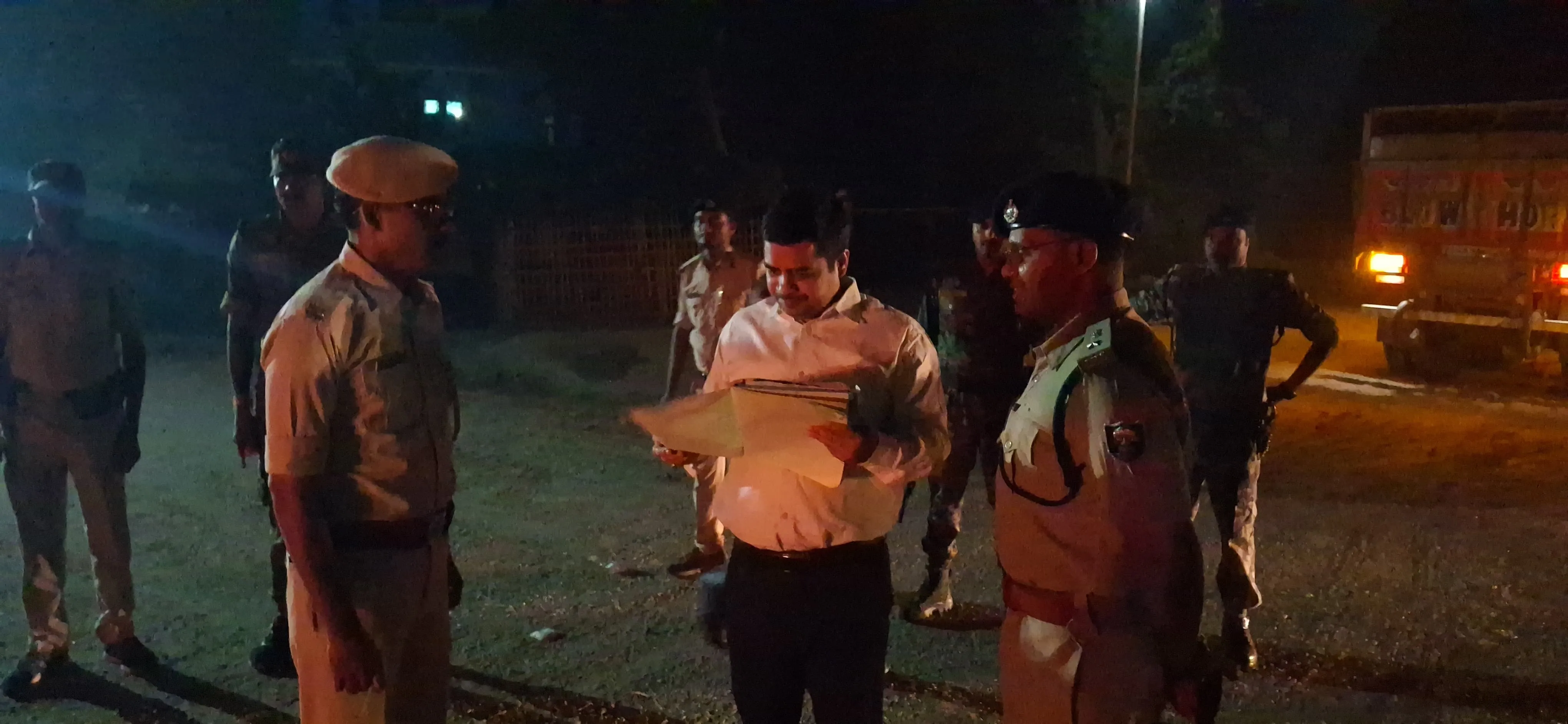 रात में सड़क पर उतरे जिले के आला अधिकारी, असामाजिक तत्वों पर नजर रखने के निर्देश