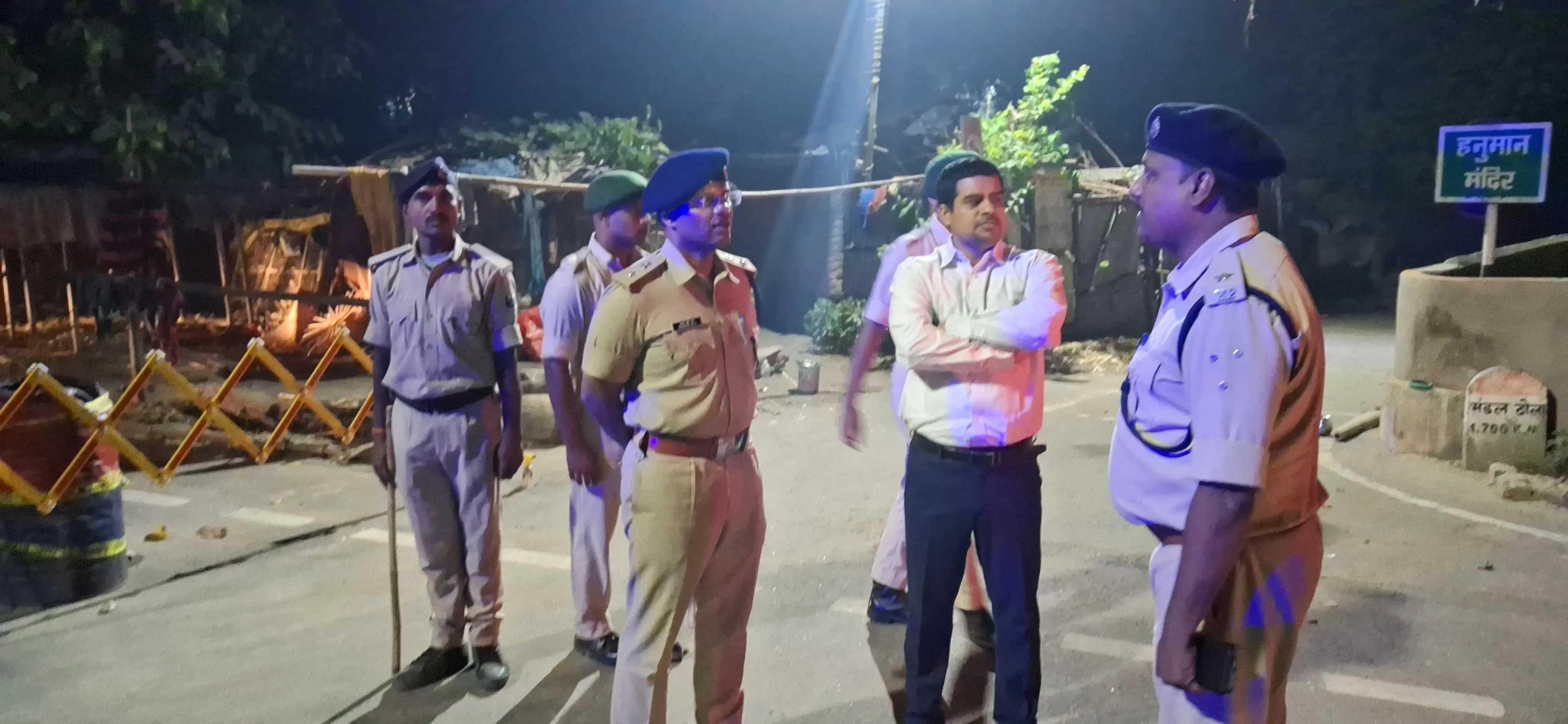 पिपरा बाजार में डीएम-एसपी का सघन सर्च ऑपरेशन, सुरक्षा व्यवस्था का लिया जायजा
