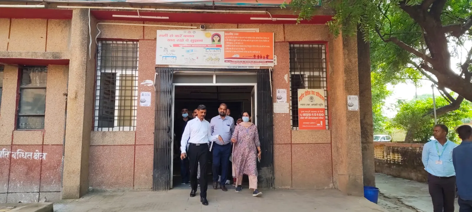 मतदाता पंजीकरण अभियान के तहत जिलाधिकारी ने विभिन्न मतदेय स्थलों पर आयोजित विशेष कैम्प का किया निरीक्षण