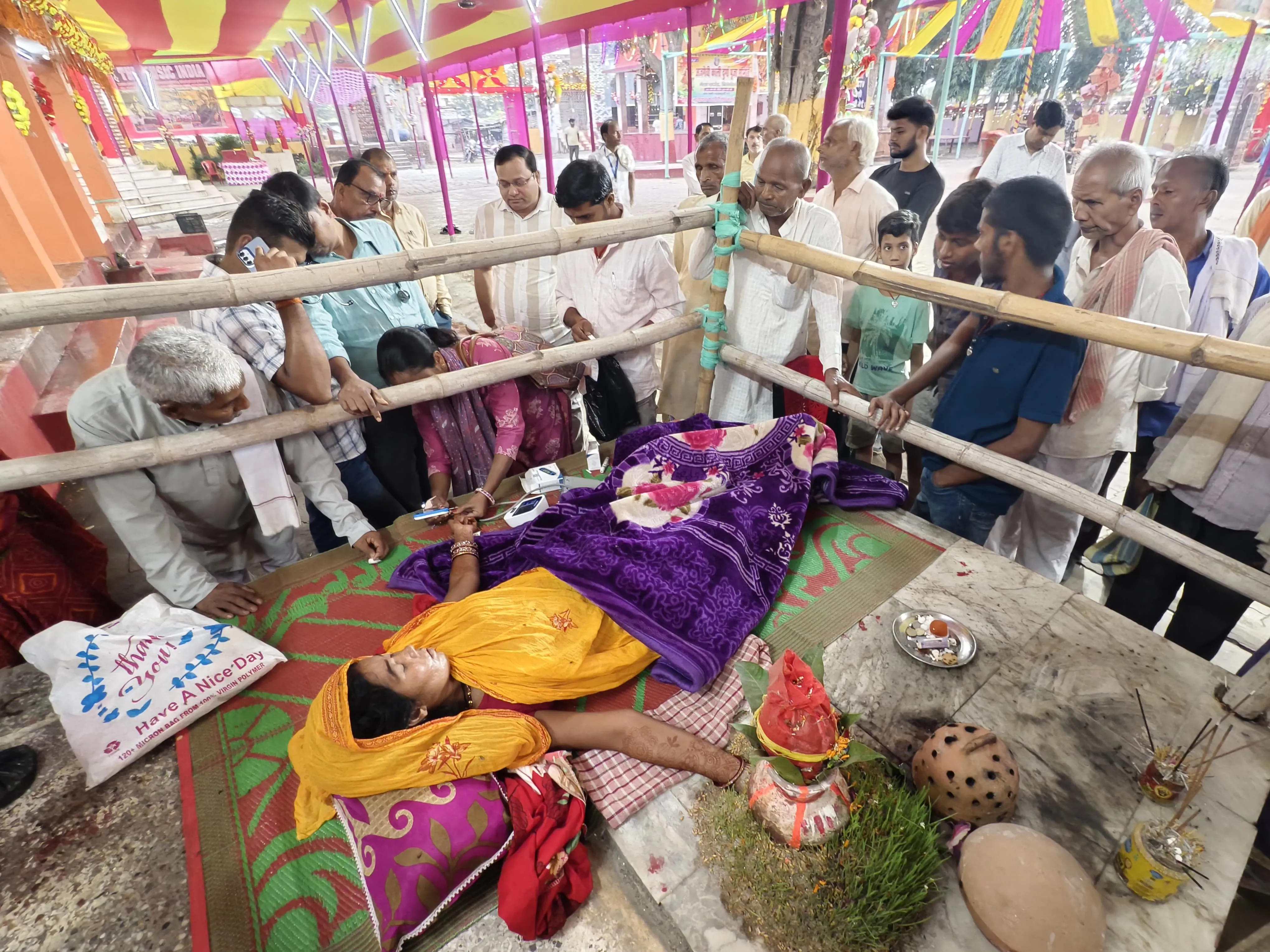 हाथ पर कलश, अटूट आस्था; बिगड़ती सेहत पर डॉक्टरों की चिंता, व्रत तोड़ने को तैयार नहीं गुड्डी देवी