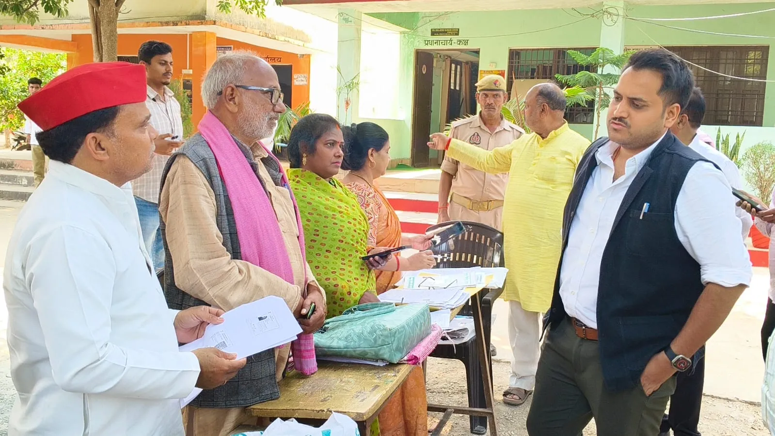 मतदाता पंजीकरण अभियान के तहत जिलाधिकारी ने विभिन्न मतदेय स्थलों पर आयोजित विशेष कैम्प का किया निरीक्षण