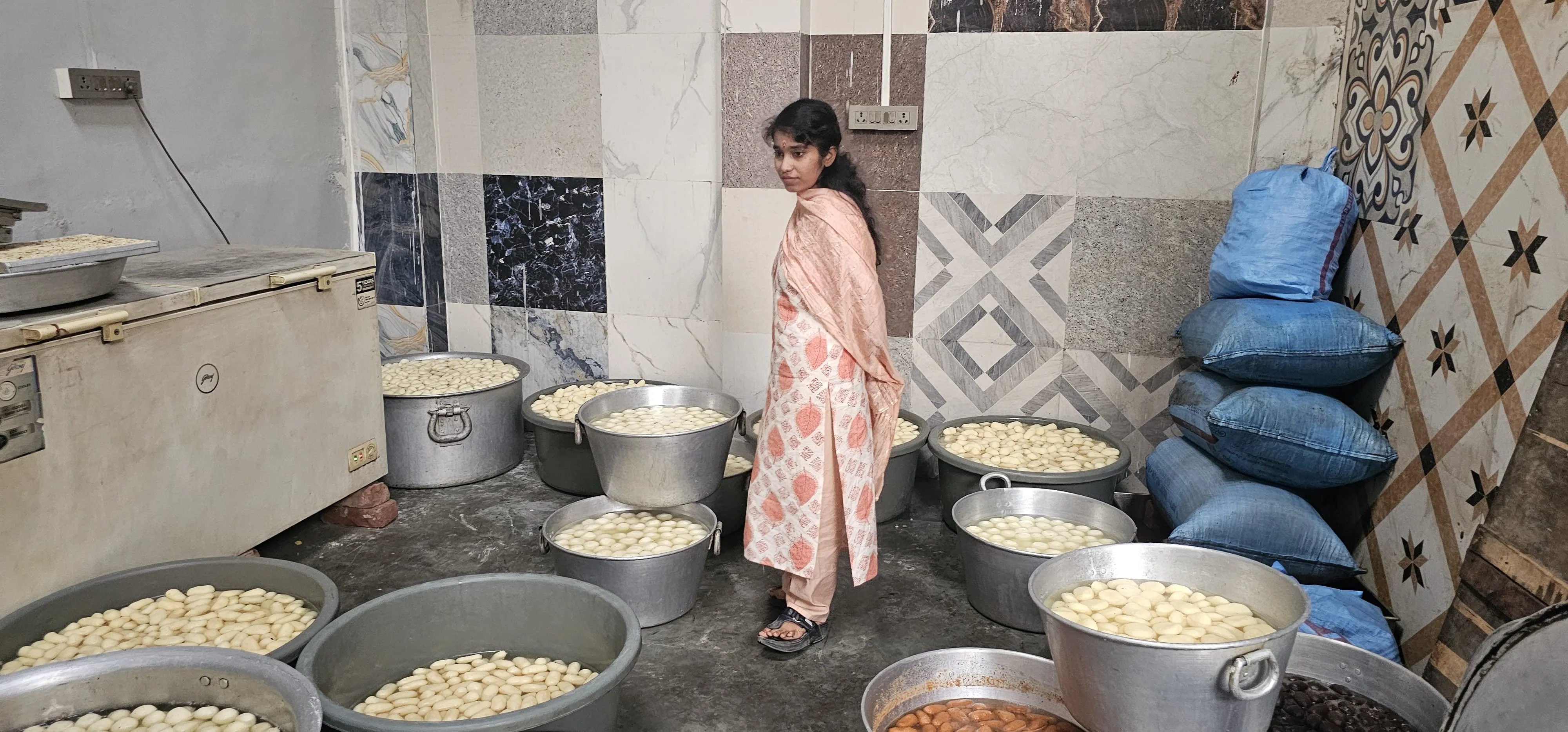 दुर्गा पूजा को लेकर मिठाई दुकानों में ताबड़तोड़ जाँच