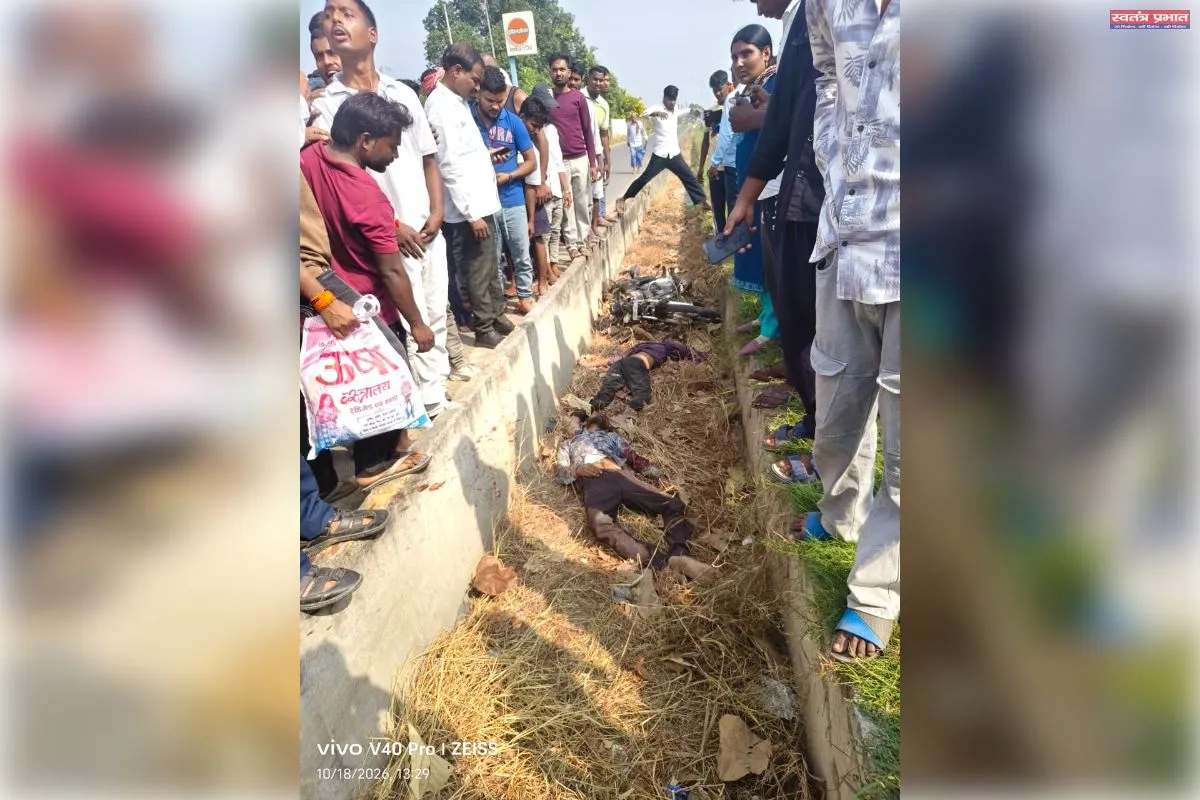डिवाइडर से टकराकर नाले में गिरी बाइक, तीन युवकों की मौत