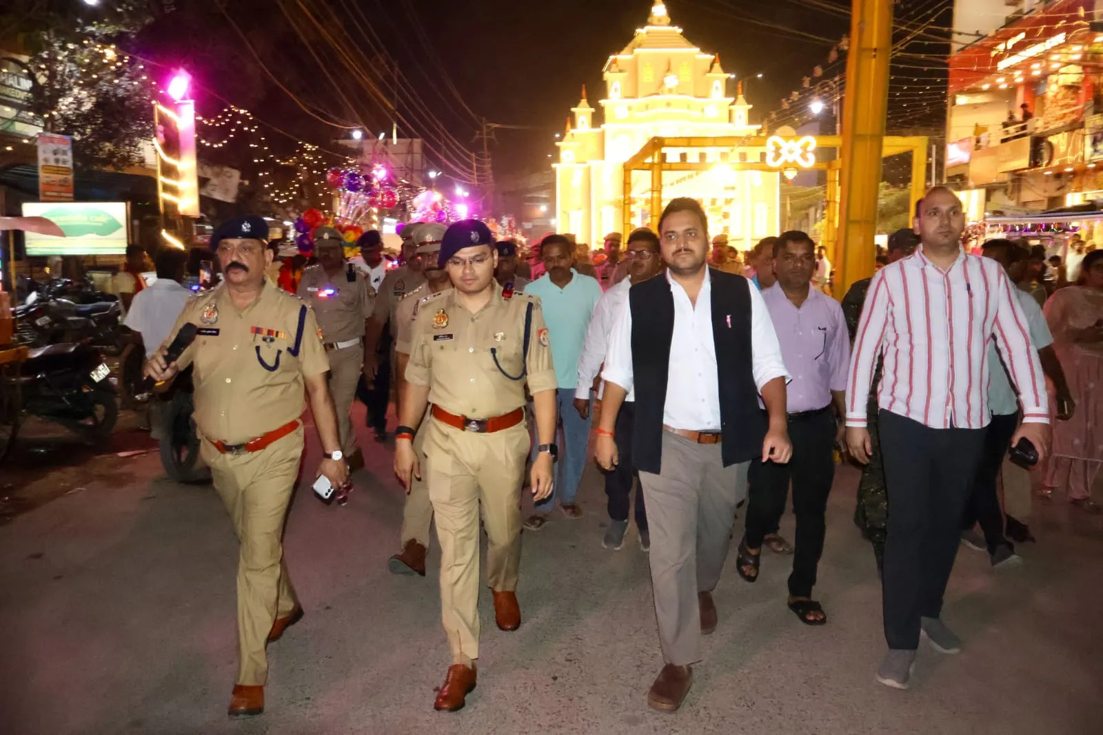 दुर्गा पूजा पर सुरक्षा व्यवस्था को लेकर प्रशासन अलर्ट, डीएम एवं एसपी ने किया पैदल मार्च कर लिया जायजा