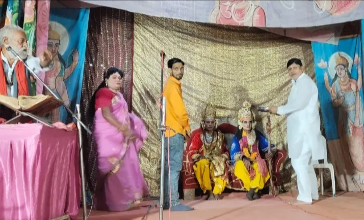 रामलीला कमेटी चीनी मिल के मंच पर हुआ दशरथ मरण,राम केवट संवाद