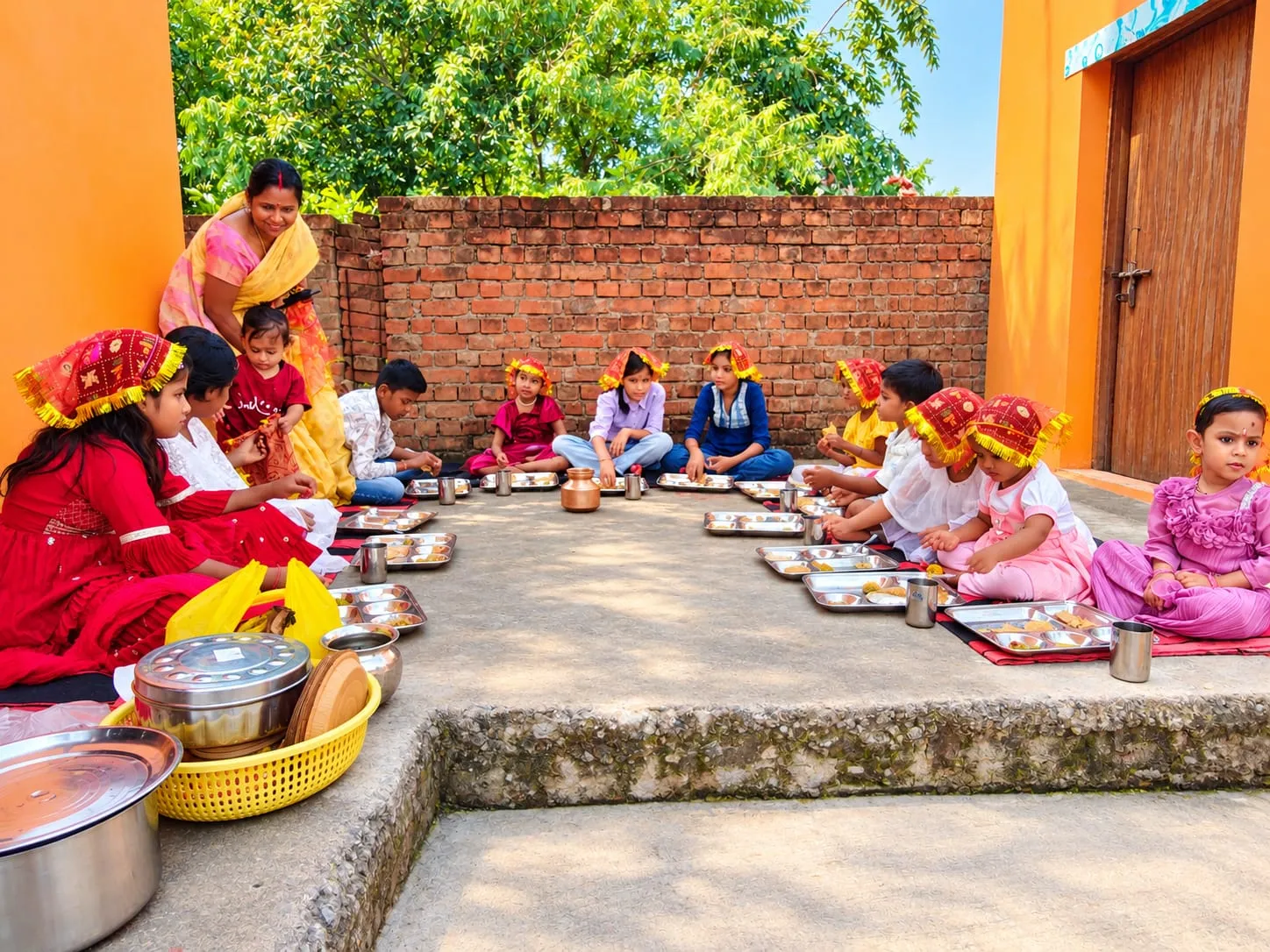 सदाशिव मंदिर में साक्षात देवी स्वरूप कन्याओं का पूजन