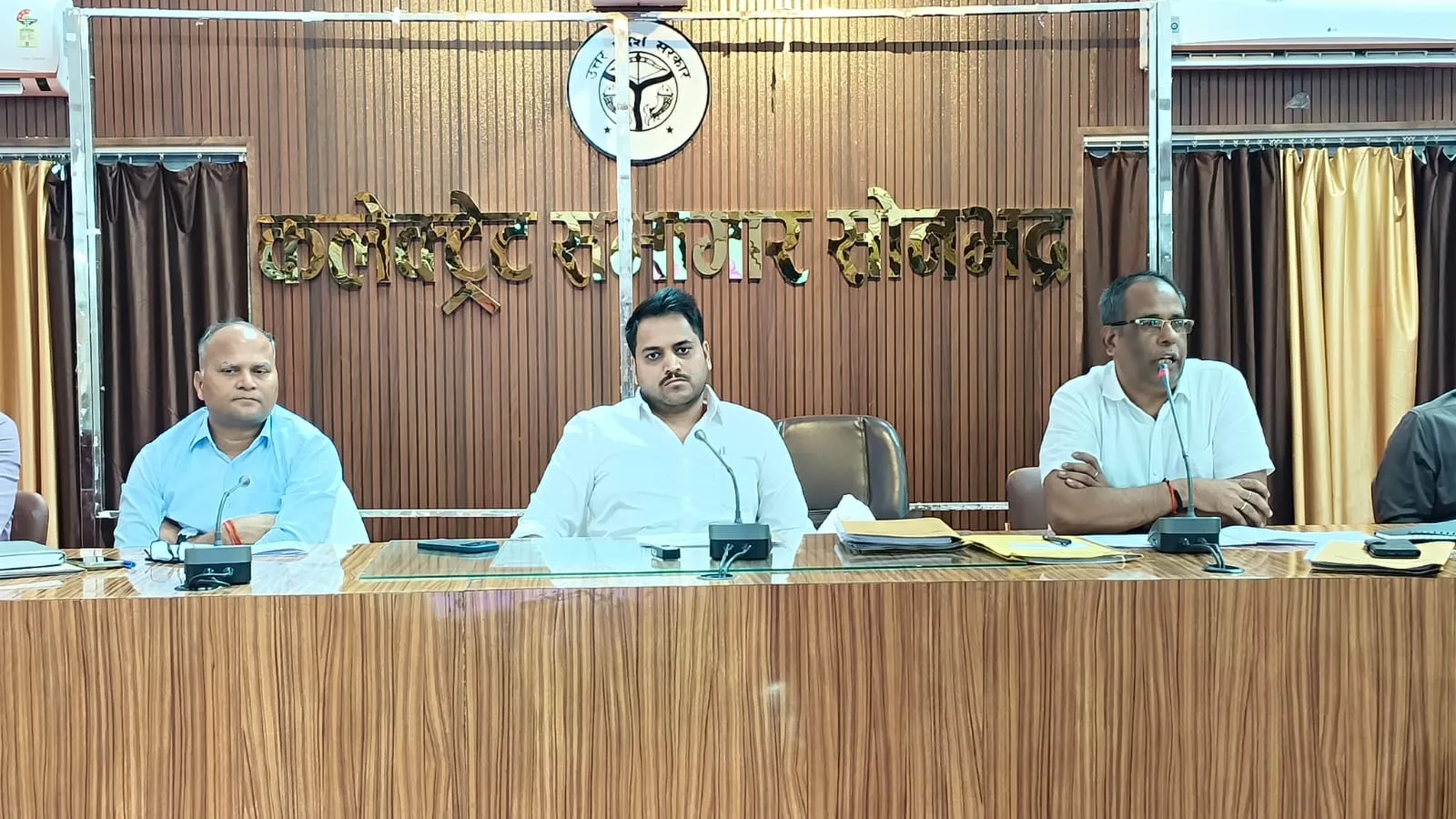 मतदेय स्थलों के संभाजन को लेकर जिला निर्वाचन अधिकारी  चर्चित गौड़ ने मान्यता प्राप्त राजनैतिक दलों के प्रतिनिधियों के साथ की बैठक