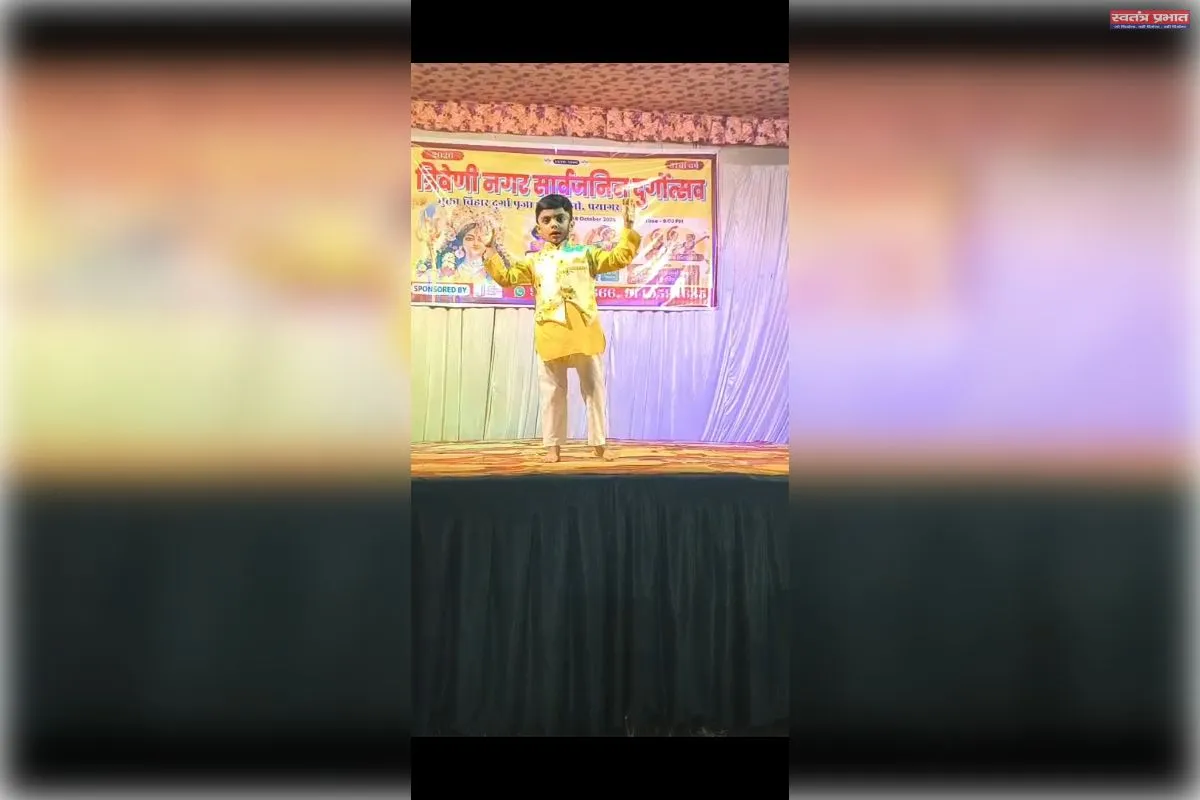 सार्वजनिन दुर्गोत्सव पंडाल में मां दुर्गा का पूजन- अर्चन,