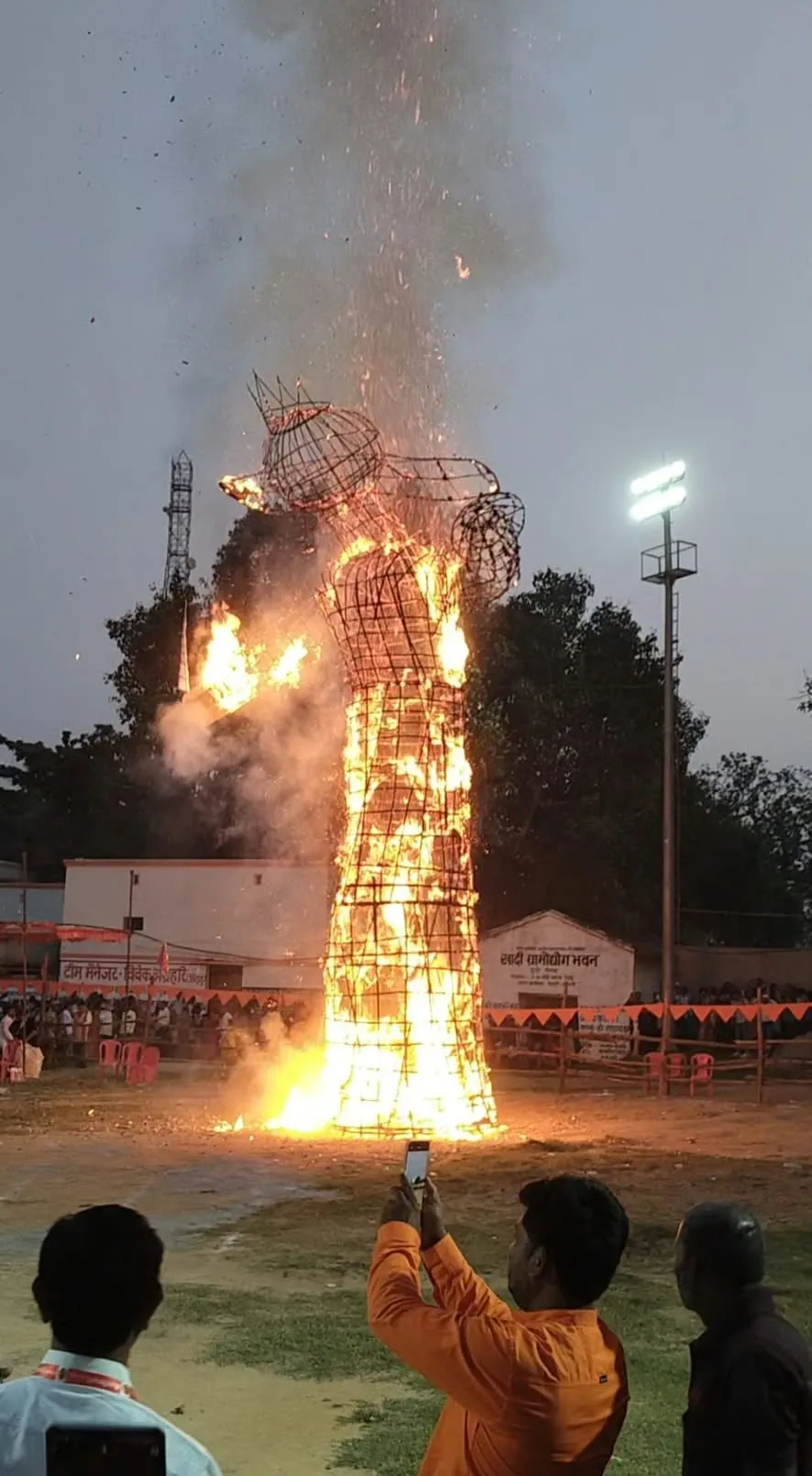 दुद्धी में 51 फीट के रावण का धू-धू कर दहन, जय श्रीराम के नारों से गूंजा मैदान