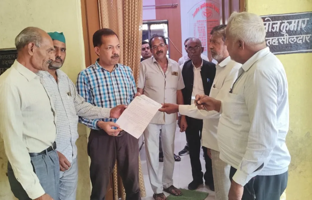 किसानों ने राहत राशि न मिलने पर की लेखपाल की शिकायत 