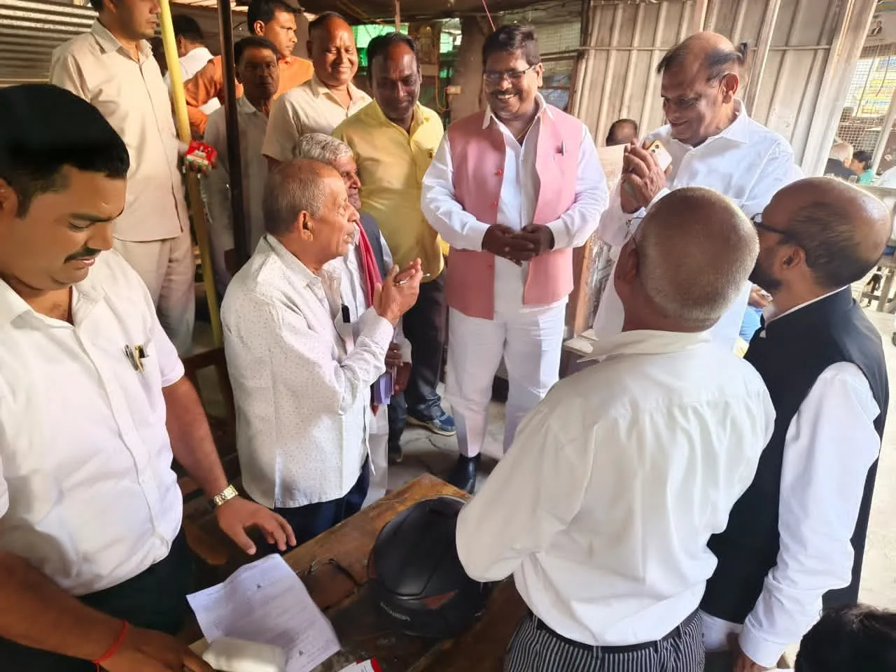 मोहनलालगंज तहसील में अधिवक्ताओं से मिले सांसद और पूर्व विधायक, कांती सिंह के लिए मांगे वोट