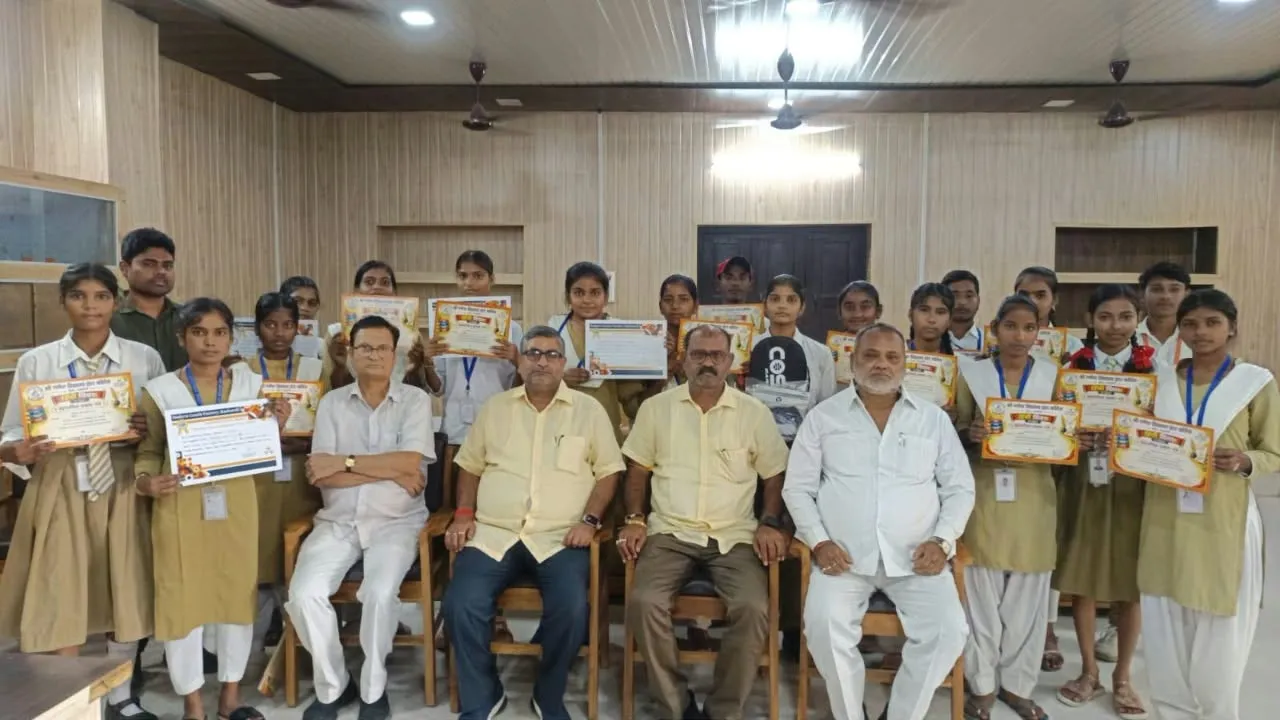 हिंदी प्रश्नोत्तरी प्रतियोगिता में विद्यार्थियों ने दिखाया उत्साह