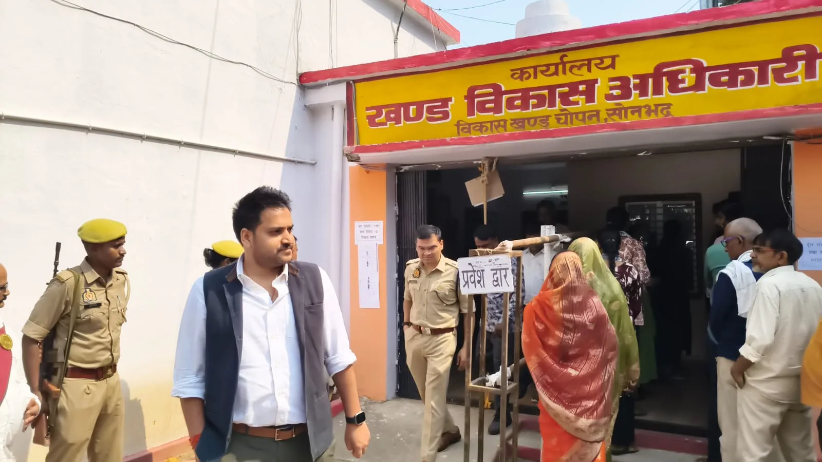 जिलाधिकारी एवं एसपी ने ओबरा व चोपन के मतदान केंद्रों का किया निरीक्षण
