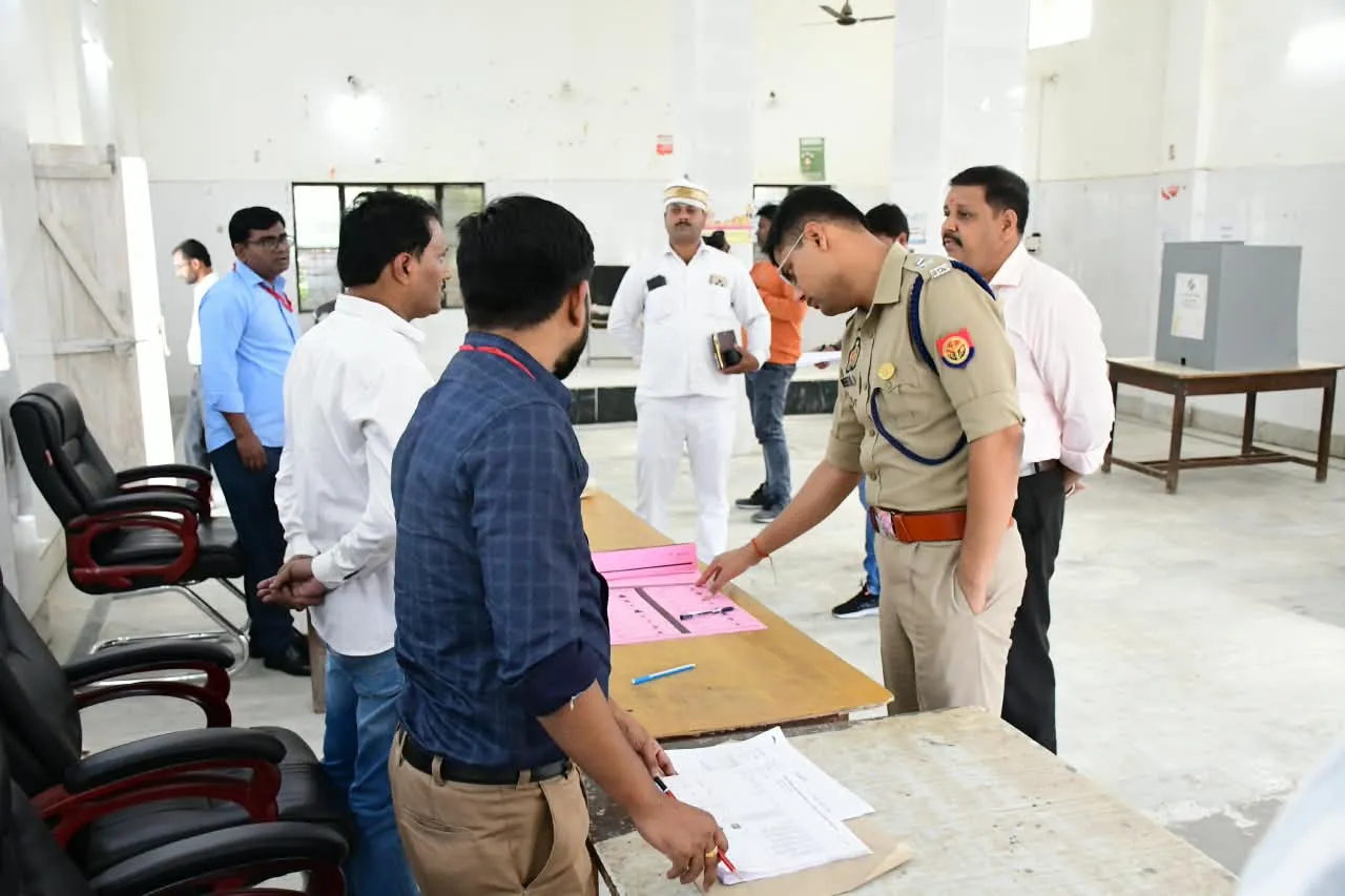 कुशीनगर : शिक्षक निर्वाचन में कुशीनगर में 84.15 प्रतिशत मतदान, डीएम-एसपी ने परखी व्यवस्था