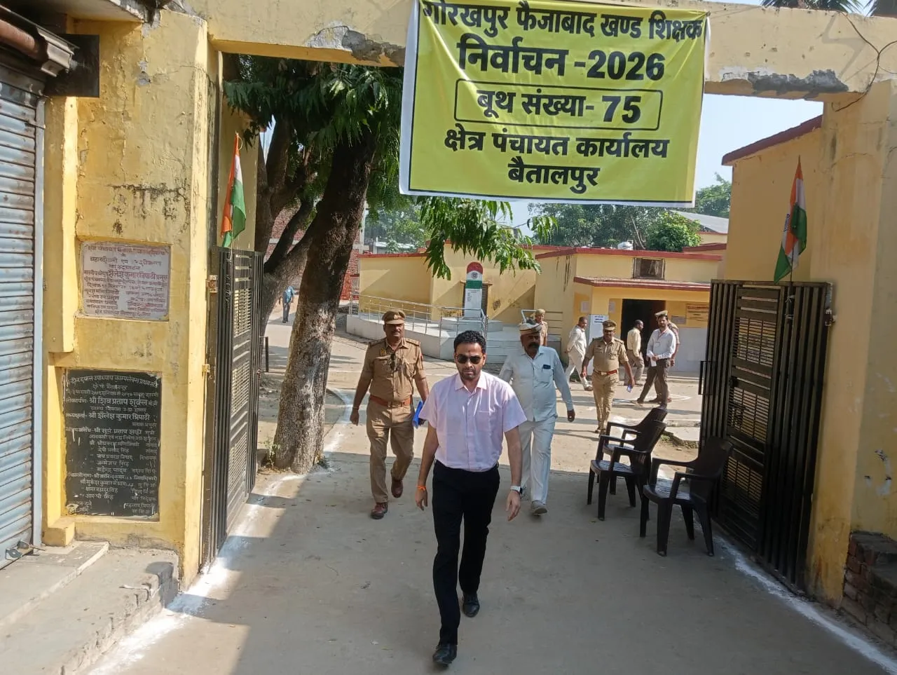 जिलाधिकारी ने गौरीबाजार और बैतालपुर में मतदान केंद्रों का किया निरीक्षण