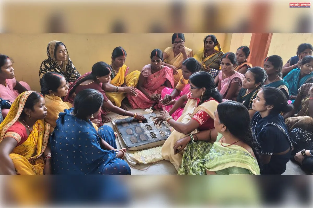 पंचगव्य के 20 हजार दीपकों का मिला ऑर्डर, आत्मनिर्भर बन रहीं महिलाएं