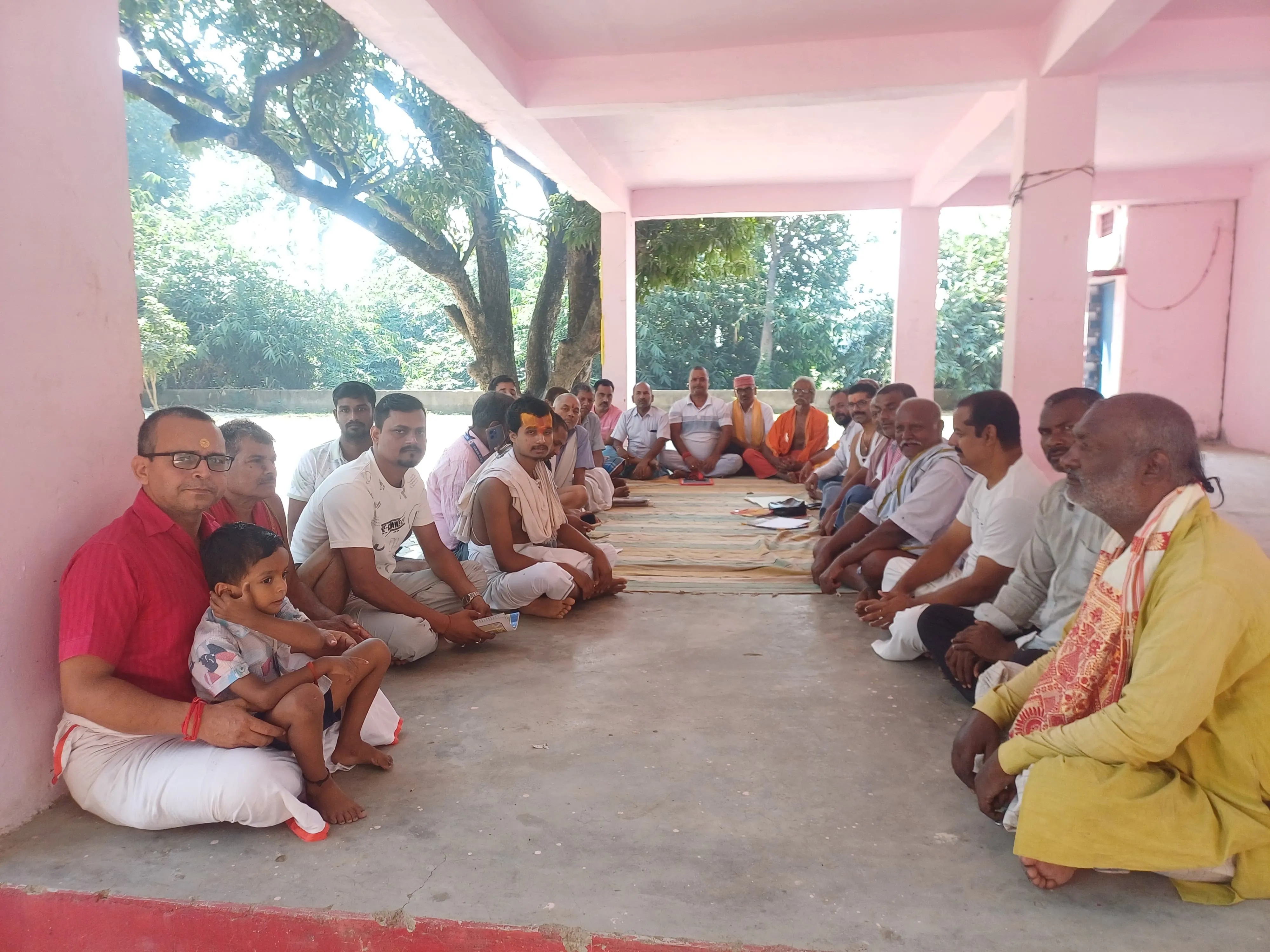 छठ महापर्व की तैयारियों को लेकर ग्रामीणों और मंदिर समिति की बैठक, व्रतियों के ठहरने व भंडारे की होगी व्यवस्था