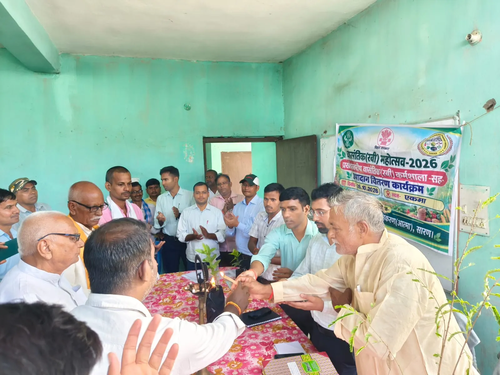 पराली नहीं जलाने व प्राकृतिक खेती अपनाने पर दिया गया जोर, किसानों के बीच हुए उपादान वितरण