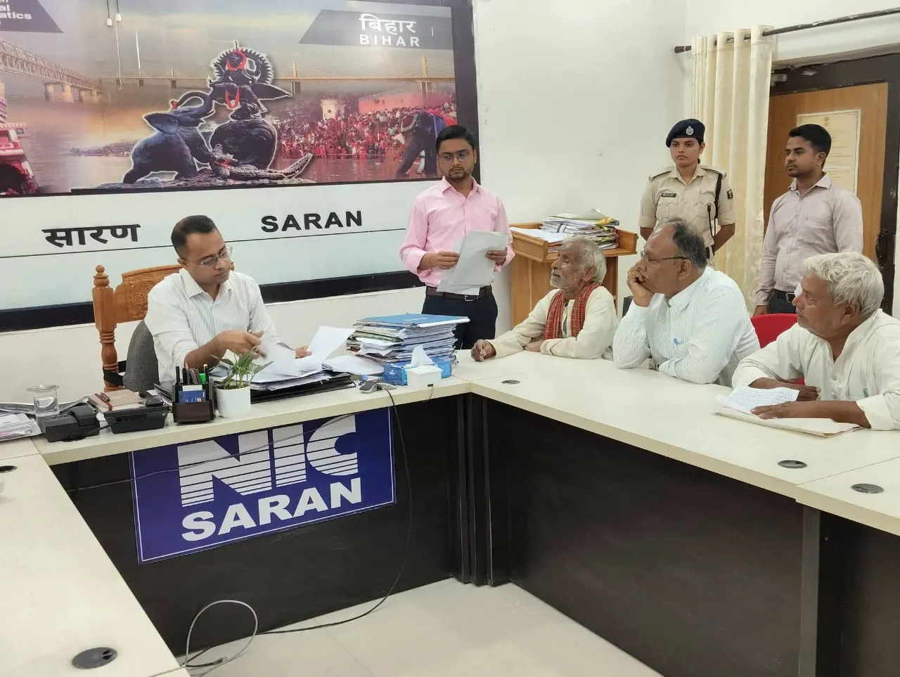 सारण में जनता दरबार में 44 फरियादियों की समस्याएं सुनीं, अधिकारियों को कार्रवाई का निर्देश