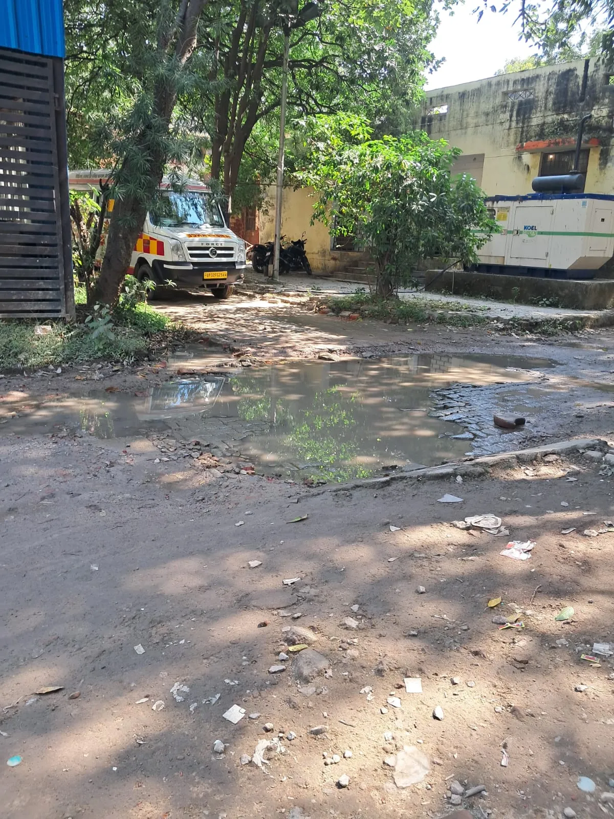 मोहनलालगंज सीएचसी का मुख्य मार्ग बदहाल, गड्ढों से होकर गुजर रहे मरीज
