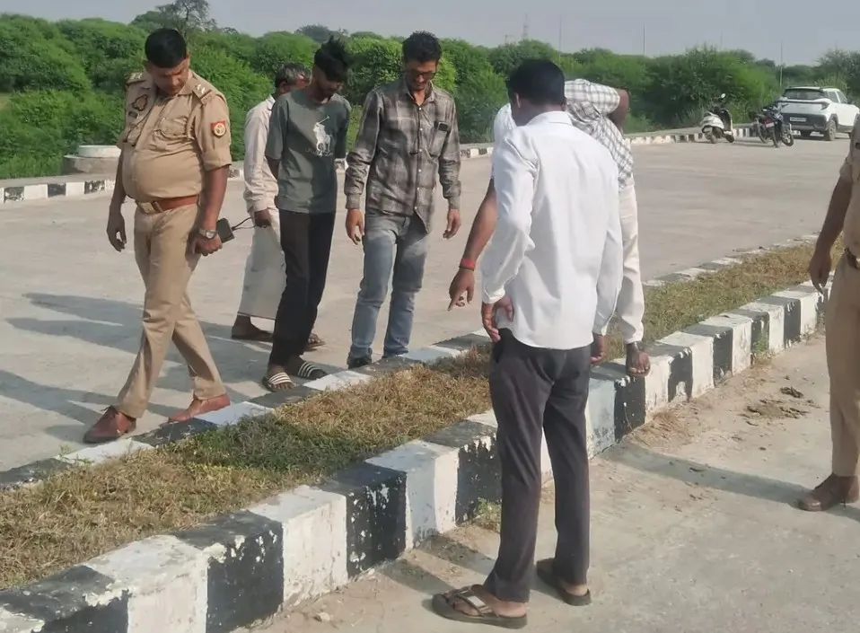 ड्राइवर की हत्या कर लाश यमुना में फेंकी, घर से 50 कदम दूर मिला खून के निशान एवं नेकबैंड ।
